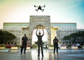 SEBUAH dron diterbangkan di pekarangan Perbadanan Putrajaya, Presint 3 bagi tugas pemantauan SOP warga Putrajaya di bawah Fasa 2 PPN. – IHSAN PDRM