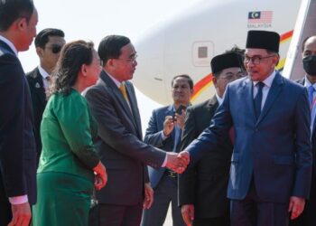 ANWAR Ibrahim disambut oleh Hun Sen sejurus tiba di Lapangan Terbang Antarabangsa Phnom Penh untuk lawatan rasmi sehari ke Kemboja. Lawatan rasmi dan sulung Anwar ke negara itu adalah atas undangan Hun Sen. - FOTO/PEJABAT PM