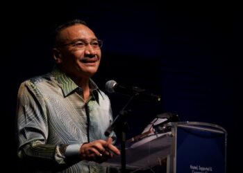 HISHAMMUDDIN Tun Hussein ketika berucap pada Majlis Perasmian Defense Services Asia 2022 (DSA 2022), di Kuala Lumpur hari ini. - UTUSAN/MOHD. FARIZWAN HASBULLAH