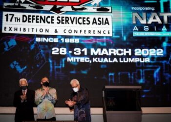 HISHAMMUDDIN Tun Hussein (tengah) bersama Hamzah Zainuddin (kanan) dan Pengerusi DSA Exhibiton and Conference Sdn. Bhd., Tan Sri Asmat Kamaludin menyempurnakan gimik pelancaran pada Majlis Perasmian Defense Services Asia 2022 (DSA 2022), di Kuala Lumpur, kelmarin.  - MINGGUAN/MOHD. FARIZWAN HASBULLAH