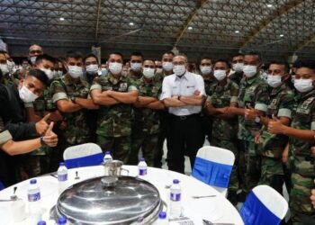 HISHAMMUDDIN Tun Hussein bersama warga TLDM dalam majlis berbuka puasa bersama Menteri Pertahanan di Pangkalan TLDM Lumut, Perak, kelmarin.