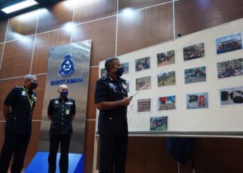 AYOB KHAN memberi taklimat dalam sidang akhbar Op Tapis Khas di Ibu pejabat Polis Bukit Aman di ibu negara hari ini.