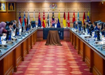 ANWAR Ibrahim ketika mempengerusikan Mesyuarat Majlis Tindakan Sara Hidup (NACCOL) Bil. 4 untuk tahun 2022 di Putrajaya. - PEJABAT PERDANA MENTERI