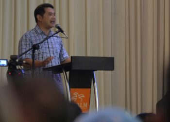 RAFIZI Ramli sewaktu berucap pada Konvensyen Pilihan Raya Negeri 2023 PKR Negeri Sembilan di Seremban, semalam.-UTUSAN/BADRUL HAFIZAN MAT ISA.