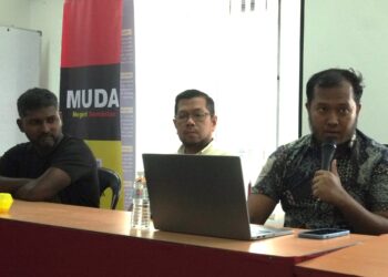 TARMIZI Anuwar (kanan) dalam sidang akhbar di Pejabat Muda Negeri Sembilan di Seremban.
