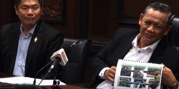 AMINUDDIN Harun dalam sidang akhbar selepas mempengerusikan Mesyuarat Mingguan Exco di Wisma Negeri, Seremban hari ini.