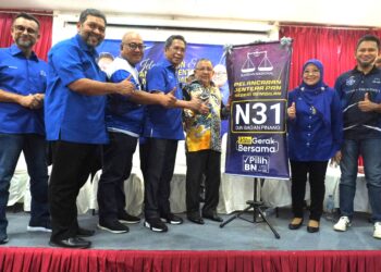JALALUDDIN Alias (empat dari kiri) ketika melancarkan Jentera PRN Negeri Sembilan N31 DUN Bagan Pinang di Port Dickson hari ini.-UTUSAN/BADRUL HAFIZAN MAT ISA.