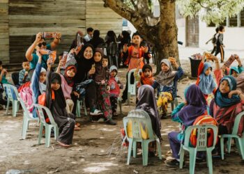 SEBAHAGIAN kanak-kanak bersama aktivis yang menyertai program #TagupiMembaca di Lahad Datu, Sabah, baru-baru ini. – IHSAN FIRDAUS JUSDEAN