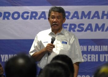 MOHAMAD Hasan sewaktu berucap pada  Program Ramah Mesra Pemimpin Bersama Rakyat di Taman Permata, Rantau, Seremban, malam ini.