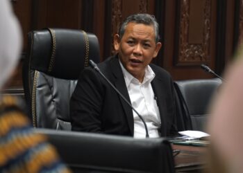 AMINUDDIN Harun dalam sidang akhbar selepas mempengerusikan Mesyuarat Mingguan Exco di Wisma Negeri, Seremban hari ini.-UTUSAN/BADRUL HAFIZAN MAT ISA