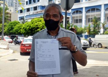 Presiden Persatuan IRAMA, Ayob Abdul Majid hadir di Ibu Pejabat Polis Dang Wangi bagi membuat laporan polis berhubung klip video pendek lagu raya berjudul Cak Kun Cak Raya.