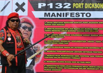 ABDUL Rani Kulup Abdullah menunjukkan manifestonya ketika ditemui di Port Dickson hari ini.-UTUSAN/ZAKKINA WATI AHMAD TARMIZI.