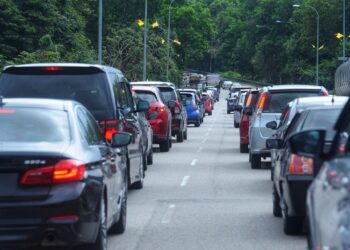 PENGGUNA jalan raya yang terperangkap dalam kesesakan di Jalan Seremban-Kuala Pilah dekat Bukit Putus, Kuala Pilah pada cuti perayaan Tahun Baharu Cina baru-baru ini.-UTUSAN/MOHD. SHAHJEHAN MAAMIN.