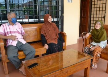 ABDUL Jalal Ismail bersama Sahara Sisar (kanan) dan Zainun Hassan (tengah) bercerita mengenai Kampung LBJ, Labu, Seremban yang dahulunya menjadi perhatian ramai pihak kerana ‘kekayaan luar biasa’ yang diperoleh mereka pada 1996. – Mingguan/ZAKKINA WATI AHMAD TARMIZI