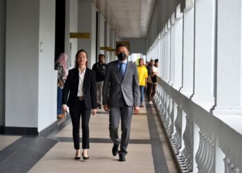 SIM Choo Thiam hadir di Mahkamah Sesyen Kuala Lumpur bagi menghadapi pertuduhan rasuah berjumlah RM15 juta melibatkan projek di bawah Kementerian Dalam Negeri. - UTUSAN/SYAKIR RADIN
