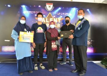 CHEAH Kok Hon (dua dari kanan) bersama Pengetua SMK Seremban 3, Mad Pazir Md. Ahair (kanan) menyampaikan komputer riba kepada ibu bapa dan pelajar yang memerlukan di SMK Seremban 3, Seremban, semalam.-UTUSAN/ZAKKINA WATI AHMAD TARMIZI