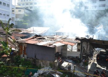 SEBAHAGIAN rumah yang musnah dalam kejadian kebakaran di Jalan Tun Dr. Ismail berdekatan Sekolah Tinggi Chung Hwa, Seremban hari ini.-UTUSAN/ZAKKINA WATI AHMAD TARMIZI.