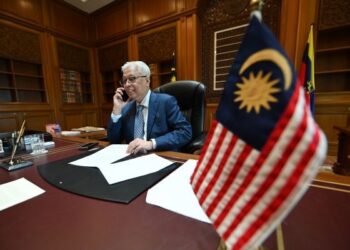 ISMAIL Sabri Yaakob menerima panggilan telefon daripada Scott John Morrison. - FOTO PEJABAT PERDANA MENTERI