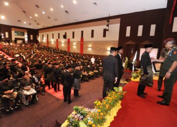 ZAMROSE Mohd. Zain menyampaikan pingat kepada veteran ATM pada Majlis Penganugerahan Pingat Jasa Malaysia (PJM) Peringkat Negeri Sembilan di Auditorium Sebatang Karah, Kem Segenting, Port Dickson, hari ini. UTUSAN/MOHD. SHAHJEHAN MAAMIN.