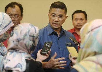 MOHAMED Azmin Ali ketika ditemui pemberita selepas merasmikan Bengkel Pengucapan Awam Bersatu Negeri Sembilan di Seremban hari ini.-UTUSAN/MOHD. SHAHJEHAN MAAMIN.