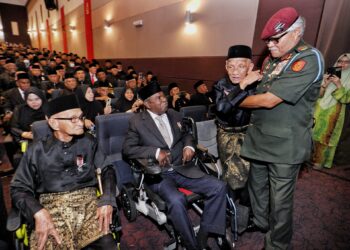 ZAMROSE Mohd. Zain (kanan) bersama veteran ATM, Mohd Yunus Sarip, 70 yang merupakan antara 472 orang penerima pada Majlis Penganugerahan Pingat Jasa Malaysia (PJM) Peringkat Negeri Sembilan di Auditorium Sebatang Karah, Kem Segenting, Port Dickson, hari ini.-UTUSAN/MOHD SHAHJEHAN MAAMIN.