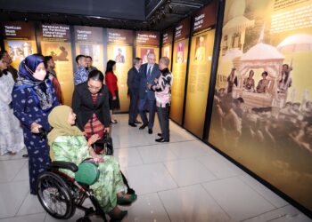 TUNKU Shahariah Tuanku Abdul Rahman (berkerusi roda) melihat bahan pameran selepas Majlis Perasmian Pameran Tuanku Abdul Rahman dan Meraikan 250 Tahun Institusi Diraja Negeri Sembilan di Galeri Diraja Tuanku Ja'afar di Seremban hari ini.-UTUSAN/MOHD. SHAHJEHAN MAAMIN.