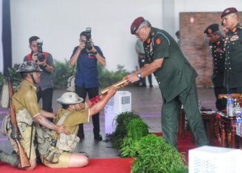 ZAMROSE Mohd. Zain menerima skrol amanat Panglima Tentera Darat Tahun 2023 Majlis Pelancaran Sambutan Hari Tentera Darat Ke- 90 di Pusasda, Port Dickson hari ini.-UTUSAN/MOHD. SHAHJEHAN MAAMIN.