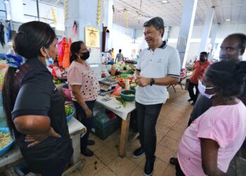 MOHAMAD Hasan ketika bertemu dengan orang ramai di Pasar Pekan Rantau, Seremban hari ini.-UTUSAN/MOHD. SHAHJEHAN MAAMIN.