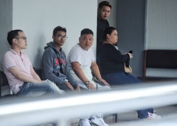 SEBAHAGIAN 11 individu termasuk tiga wanita mengaku bersalah di Mahkamah Majistret Seremban hari ini atas pertuduhan gagal mengemukakan alasan munasabah dengan membenarkan akaun bank mereka digunakan untuk kemasukan hutang 'ah long' sejak tahun lalu.-UTUSAN/MOHD. SHAHJEHAN MAAMIN.