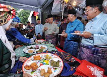 AMINUDDIN Harun mencuba makanan tradisional yang dihidangkan dengan jambar dan panta pada Majlis Perasmian Perpatih Fest 2023 di pekarangan Muzium Negeri di Seremban hari ini.-UTUSAN/MOHD. SHAHJEHAN MAAMIN.