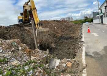 KERJA-KERJA korekan di beberapa perigi di dalam kawasan lot tanah untuk mengatasi masalah bau busuk cecair tercemar di Taman Kinrara 4, Puchong, Selangor.