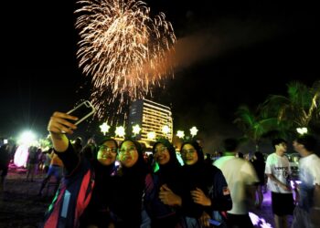 PENGUNJUNG hotel Lexis Hibiscus Port Dickson teruja dengan pertunjukan bunga api sempena sambutan ambang tahun baharu 2023 yang diadakan oleh Kumpulan Hotel Lexis di hotel berkenaan, malam semalam.-UTUSAN/MOHD. SHAHJEHAN MAAMIN.