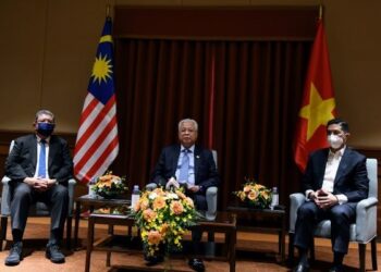 ISMAIL Sabri Yaakob mengadakan sidang akhbar sempena lawatan ke Vietnam bersama Mohamed Azmin Ali dan Menteri Luar, Datuk Saifuddin Abdullah. - PEJABAT PERDANA MENTERI