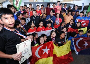 ADAM Adli Abd. Halim bersama peserta dan pemenang Kejohanan Fin Swimming Malaysia Peringkat Kebangsaan Kali Pertama yang diadakan di Pusat Akuatik Negeri, Negeri Sembilan di Seremban, hari ini.-UTUSAN/MOHD. SHAHJEHAN MAAMIN.