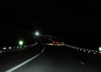 KEADAAN Lebuhraya Seremban-Port Dickson yang gelap tanpa kemudahan lampu jalan boleh mendatangkan risiko berlakunya kemalangan jalan raya.-UTUSAN/MOHD. SHAHJEHAN MAAMIN.