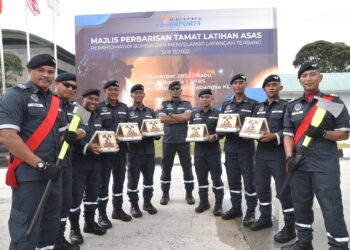 ANTARA kadet dan rekrut yang menerima anugerah dalam majlis pentauliahan Perbarisan Tamat Latihan Asas atau Passing Out Parade (POP) siri ke-11.
