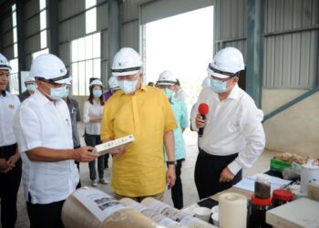 Najib Tun Razak (tengah) diiringi Wan Rosdy Wan Ismail (kiri) melawat kilang kertas NextGreen Pulp & Paper Sdn. Bhd. di Pekan, Pahang pada 19 Jun 2020.