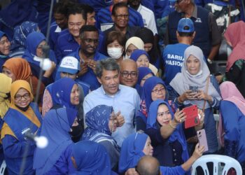 MOHAMAD Hasan hadir pada Program Tok Mat Bersama Calon BN Parlimen Port Dickson, Datuk P.Kamalanathan di Port Dickson hari ini.-UTUSAN/MOHD. SHAHJEHAN MAAMIN.