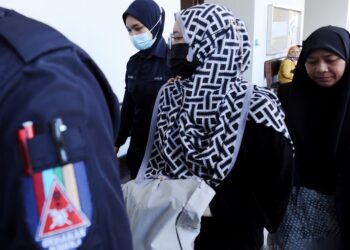 SITI Khadyja Razali didakwa di Mahkamah Majistret Seremban atas pertuduhan pecah amanah.-UTUSAN/MOHD. SHAHJEHAN MAAMIN.