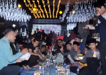 ORANG ramai yang menyertai program Street Iftar - Under The Stars Bersama Rakan Strategik MPPD di Laluan Jalan Pasar dan Jalan Baharu, Bandar Port Dickson, semalam.-UTUSAN/MOHD. SHAHJEHAN MAAMIN.