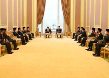 YANG di-Pertuan Agong dan Sultan Nazrin Muizzuddin Shah berkenan menerima menghadap ketua-ketua dan wakil parti-parti politik utama dalam negara di Istana Negara. - IHSAN ISTANA NEGARA