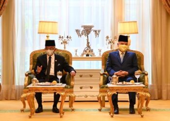 YANG di-Pertuan Agong dan Sultan Nazrin Muizzuddin Shah menerima menghadap ketua-ketua dan wakil parti-parti politik utama dalam negara di Istana Negara. - IHSAN ISTANA NEGARA