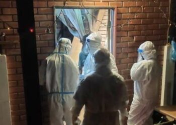 ANGGOTA polis berada di rumah wanita yang ditemui tergantung di Kampung Lin Chai, Kedawang, Langkawi, Kedah, semalam.