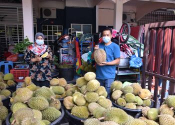 MOHKTAR Omar (kanan) menunjukkan lambakan buah durian yang tidak dapat dipasarkan di hadapan rumahnya di pinggir bandar Jerantut di Jerantut, Pahang. - UTUSAN/HARIS FADILAH AHMAD