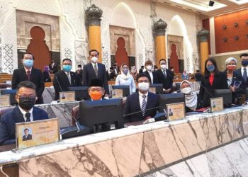 BARISAN wakil rakyat PH dan Muda yang mengangkat sumpah jawatan sebagai ADUN Johor pada Mesyuarat Pertama Sidang DUN bagi penggal ke-15 di Kota Iskandar, semalam. 