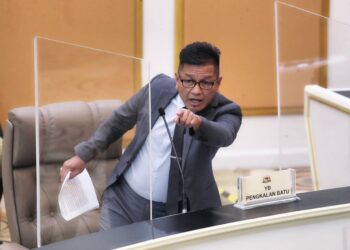 NORHIZAM Hassan Baktee menjawab pertanyaan-pertanyaan lisan pada hari terakhir Persidangan Pertama Penggal Keempat DUN Melaka ke-14, di Seri Negeri, Ayer Keroh, Melaka. UTUSAN/RASUL AZLI SAMAD