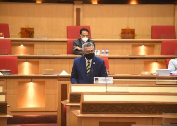 SHAHRUL Zaman Yahya  ketika sesi soalan lisan pada sidang DUN di Ipoh, Perak, hari ini. - IHSAN URUSETIA DEWAN NEGERI PERAK