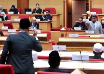 MUHAMAD Arafat Varisai Mahamad (kanan) bertikam lidah dengan wakil rakyat pembangkang pada Persidangan DUN Perak di Ipoh hari ini. - UTUSAN/MUHAMAD NAZREEN SYAH MUSTHAFA