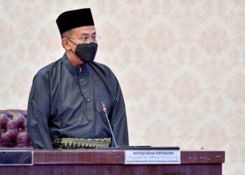 AHMAD SAMSURI MOKHTAR membacakan titah Sultan Mizan Zainal Abidin dalam istiadat pembukaan Penggal Keempat Dewan Undangan Negeri (DUN) Terengganu Ke-14 di Wisma Darul Iman di Kuala Terengganu, hari ini. - PUQTRA HAIRRY ROSLI