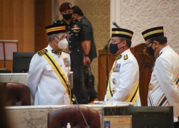 PERDANA Menteri, Tan Sri Muhyiddin Yassin (kiri) yang juga ADUN Gambir berbual bersama Hasni Mohammad (tengah) sebelum titah Pembukaan Persidangan Penggal Keempat DUN Johor di Kota Iskandar, Johor.